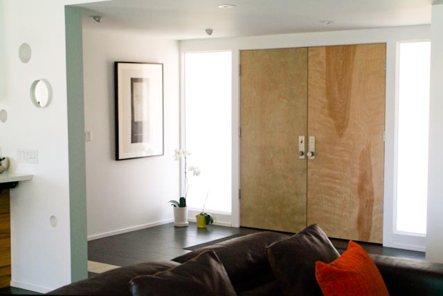 Image de la nouvelle porte d'entrée. Rénovation d'une villa à Los Angeles.