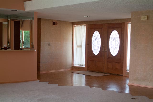 Image de l'ancienne porte d'entrée. Rénovation d'une villa à Los Angeles.