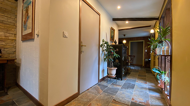 Image du couloir aprés les travaux. Rénovation complète d'une longère en Dordogne